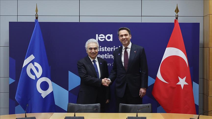 Bakan Bayraktar ve IEA Başkanı Birol, Paris’te Türkiye’nin enerji dönüşümü yol haritasını görüştü