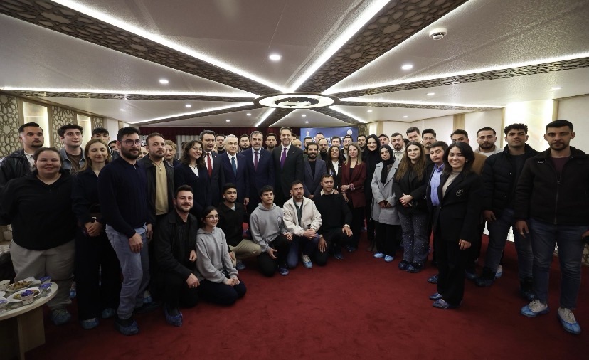 Bakan Bayraktar, gençlere seslendi