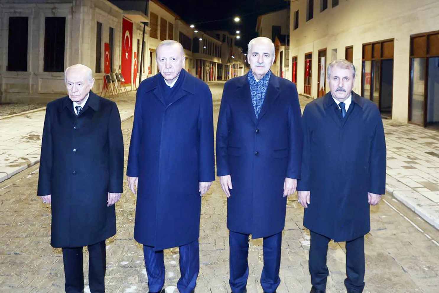 Hatay’da normalleşmenin simgesi Kurtuluş Caddesi yeniden ışıklandırıldı