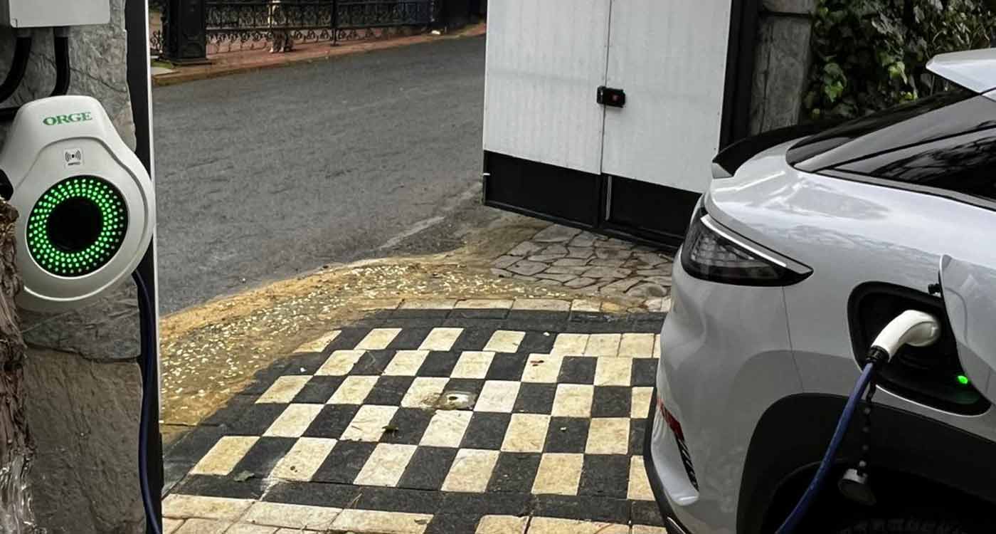 Petrol krizi derinleşirken çözüm ‘EV’de bulundu