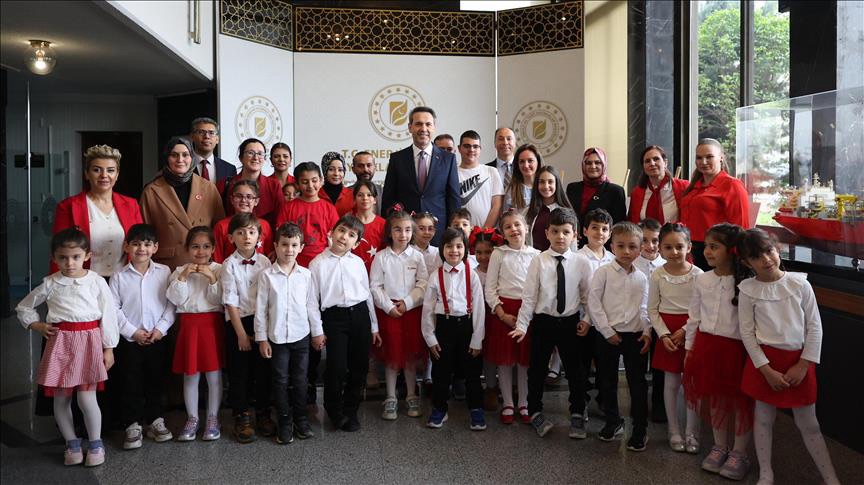 Bakan Bayraktar “Enerji ve Madencilik” resim yarışmasına katılan öğrencilerle buluştu