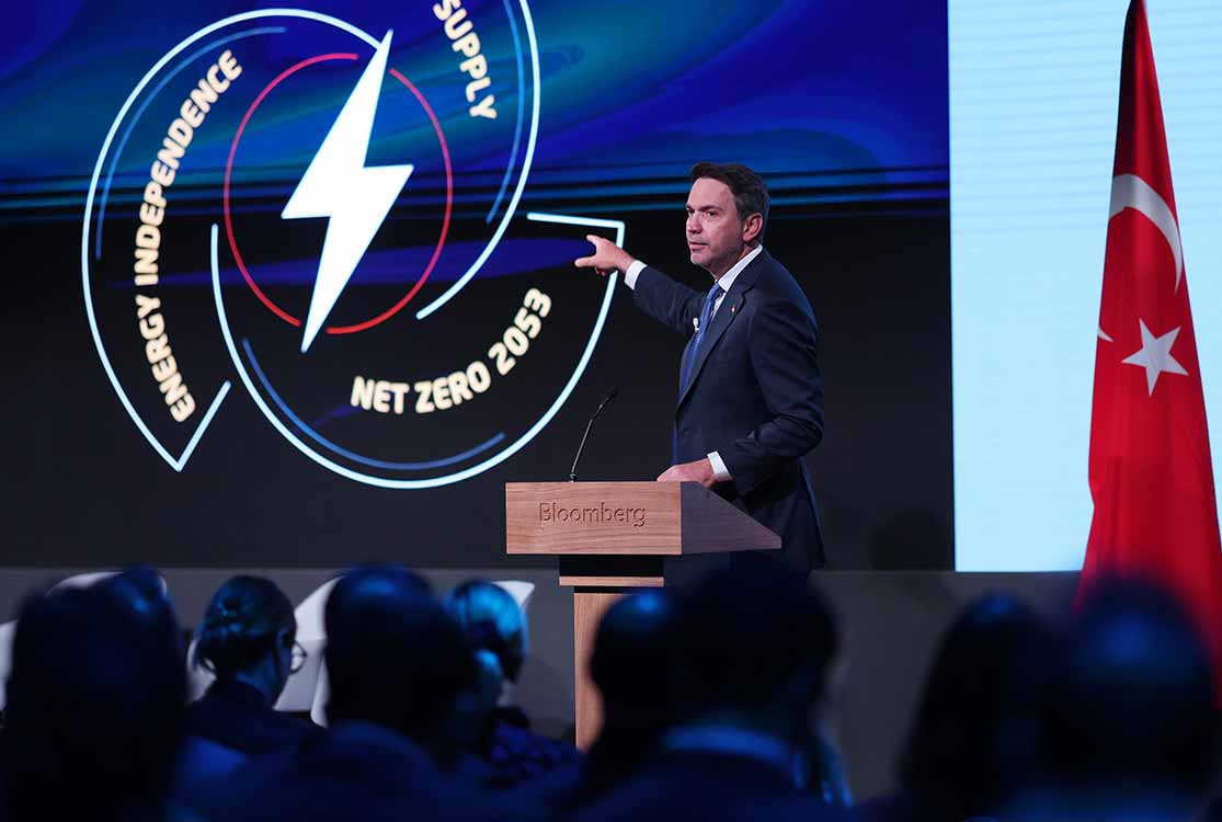Bakan Bayraktar, uluslararası yatırımcılara enerji dönüşümünün yol haritasını anlattı