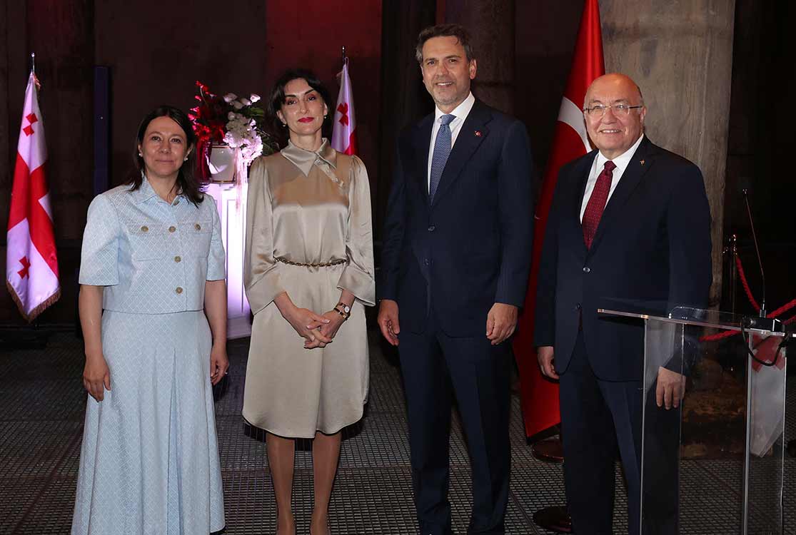 Bakan Bayraktar’dan Yeşil Elektrik İletim ve Ticaret Projesi