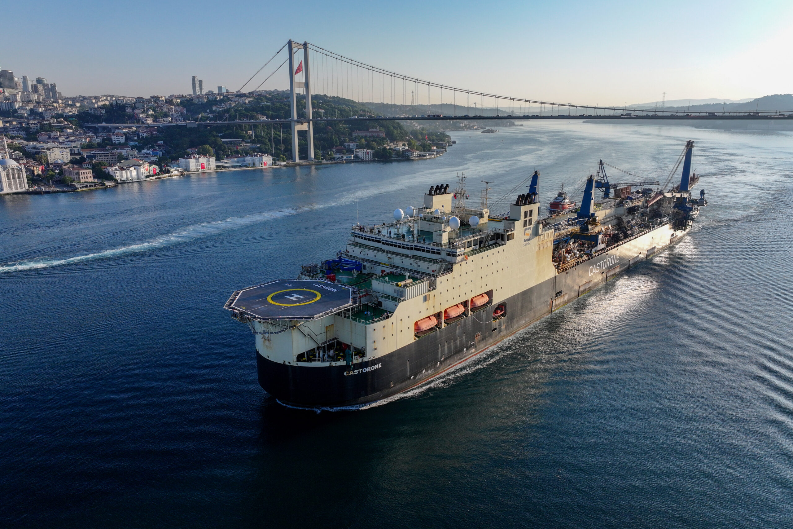 Doğal gaz boru hattı döşeme gemisi İstanbul Boğazı’ndan geçti