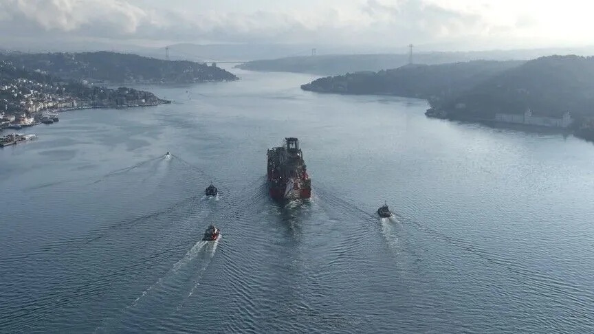 Doğal gaz boru hattı döşeme platformu İstanbul Boğazı’ndan geçiş yaptı